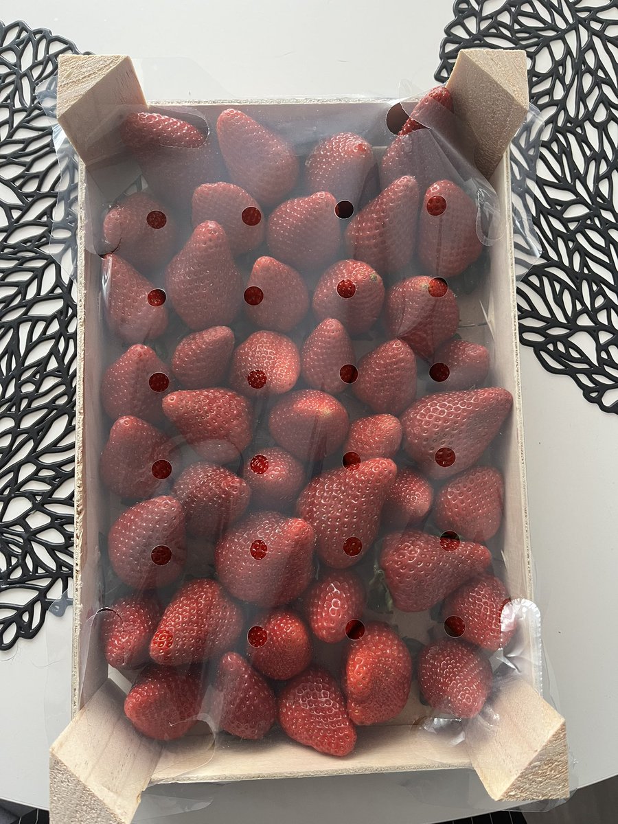 kcalyys's tweet photo. strawberries yay https://t.co/ngnKo1rtMv