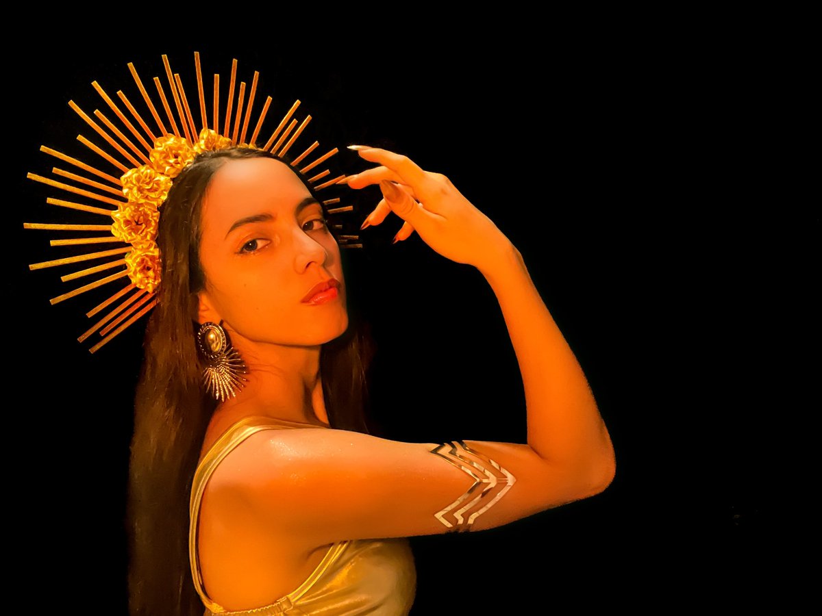 Anesha192's tweet photo. Sun Goddess 
#portraitphotography 
#sunset #photographers #selfportrait https://t.co/l3D6K2iDjj