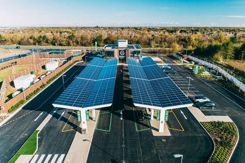 Solar roofs for charging stations are a great way to locally produce energy for electric vehicles! Learn more about opportunities for #PV roofs in the #bluetop webinar on 📅25/4 (⏰2-3PM): register.gotowebinar.com/register/72966…