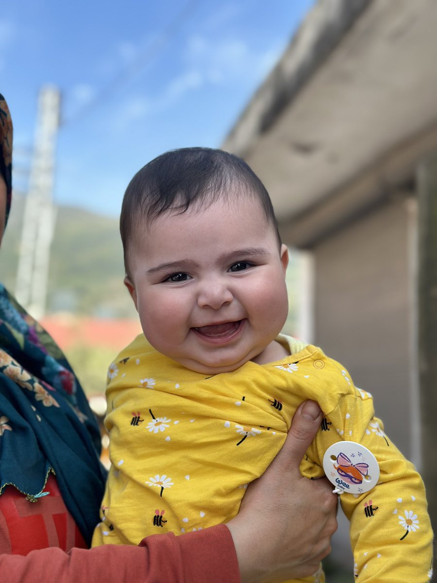 Arsuz’da annesi ve babası enkazda kalan Ecrin bebeğimize geldik. Masraflarına ve ihtiyaçlarına katkı sağladık.

Ecrin’in hikayesi biraz üzücü. Aile gibi öldüğü zannedilip mezarları bile kazılmış. Adana’da şehir hastanesinde bulunmuş. 

Abi 2.5 Yaşında Mustafa’da alnında yara