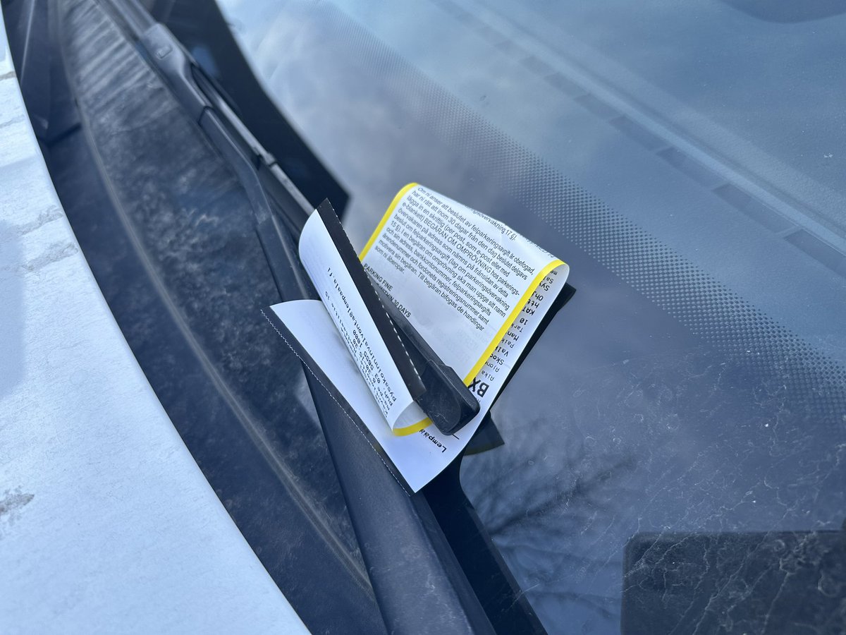 Olin hakemassa poikaa päiväkodista ja poissa oikeesti tyyliin 2min 15 sekuntia ja unohdin laittaa kiekon.

Ei tosiaan ole reilua tällänen.