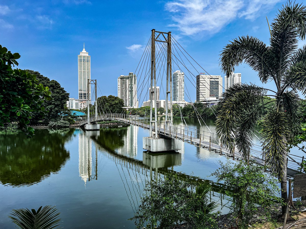 The lake was built by the Portuguese to provide protection to Colombo from enemies, mainly local kings…

#SuspensionBridge #BeiraLakeColombo
#Yaxphotography