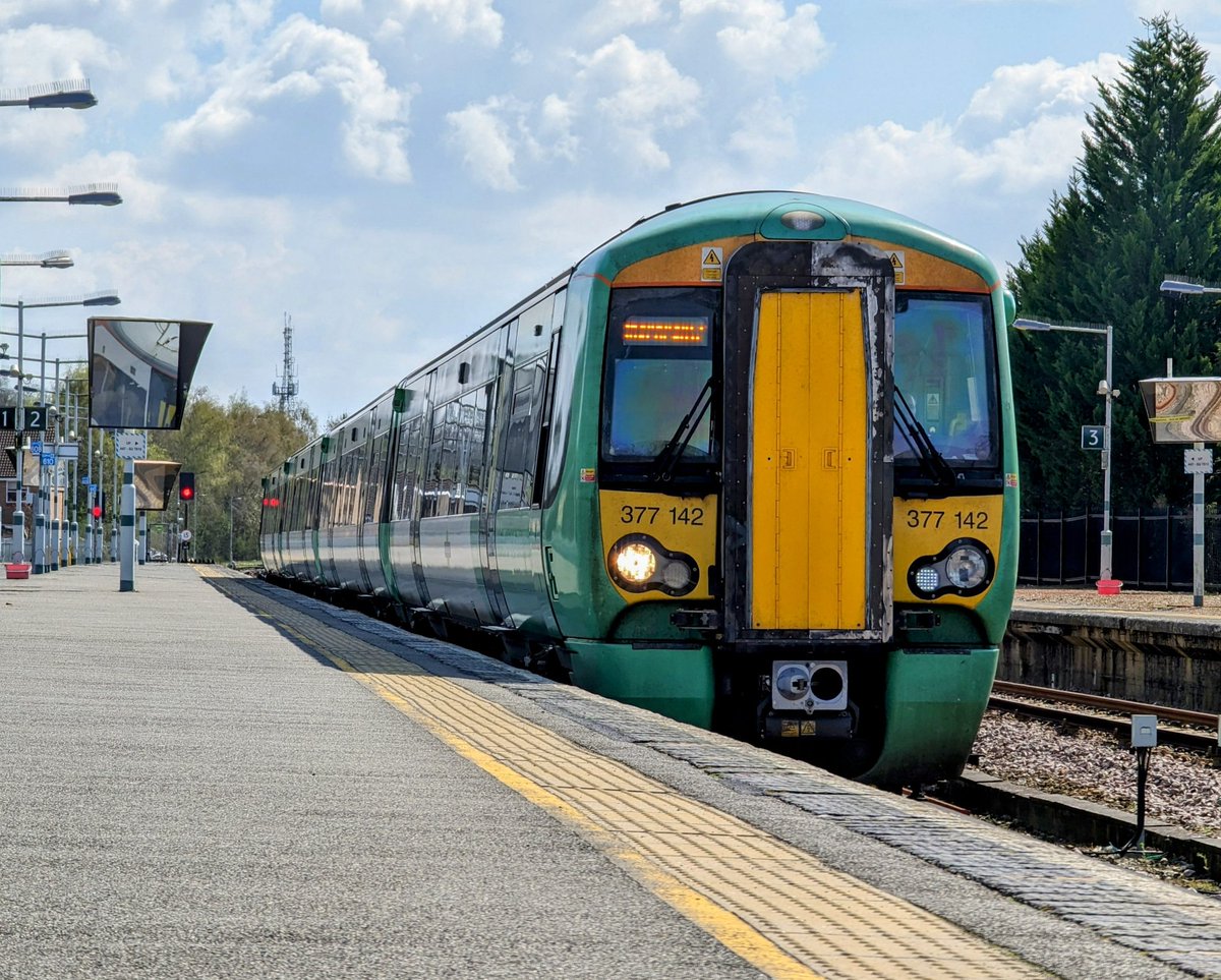 DownOnTheStour's tweet photo. Tattenham Corner ✅

After a hike from Epsom Downs and past the racecourse I arrived here. Time to head back to the smoke 💨

#DownOnTheStour #RailwayPhotography #railwaytwitter #class377 #epsom #tattenham https://t.co/On8cvVB8Au