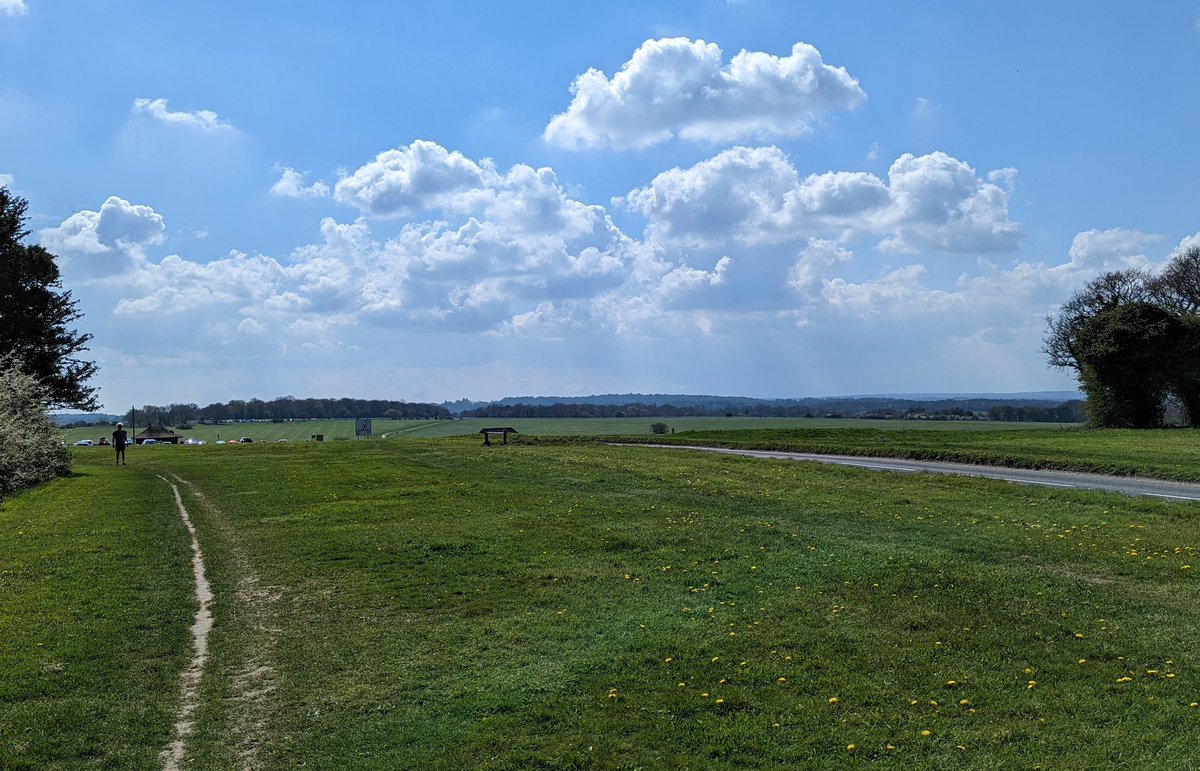 DownOnTheStour's tweet photo. Tattenham Corner ✅

After a hike from Epsom Downs and past the racecourse I arrived here. Time to head back to the smoke 💨

#DownOnTheStour #RailwayPhotography #railwaytwitter #class377 #epsom #tattenham https://t.co/On8cvVB8Au