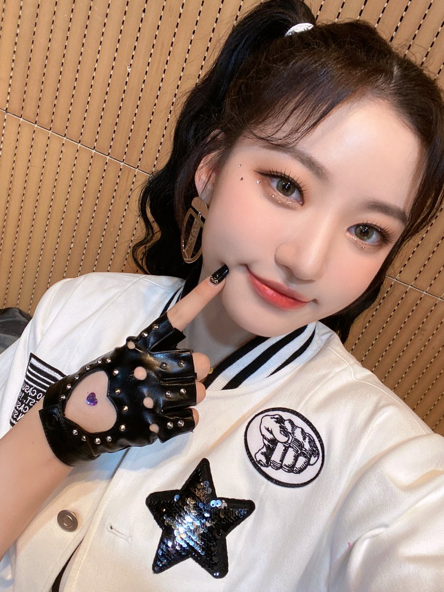 ︎ ︎ ︎ ︎ ︎ ︎ ₊˚. ︎ ︎  𝑚əll    🧜🏻‍♀️⠀  𝒍𝚘𝚍ч     
꒰   𝚐reen 𝚙earl   ꒱    𝚟𝚘𝚒𝚌𝚎    🎤    ⁦
#𝔠odëꪆ୧𝟷𝟽ʼs

Hoy comienza el #𝐓ini·𝕋our·𝖄2𝑘𝟹 y no quería quedarme sin verla en el inicio de este tour, el cual seguramente sea increíble.