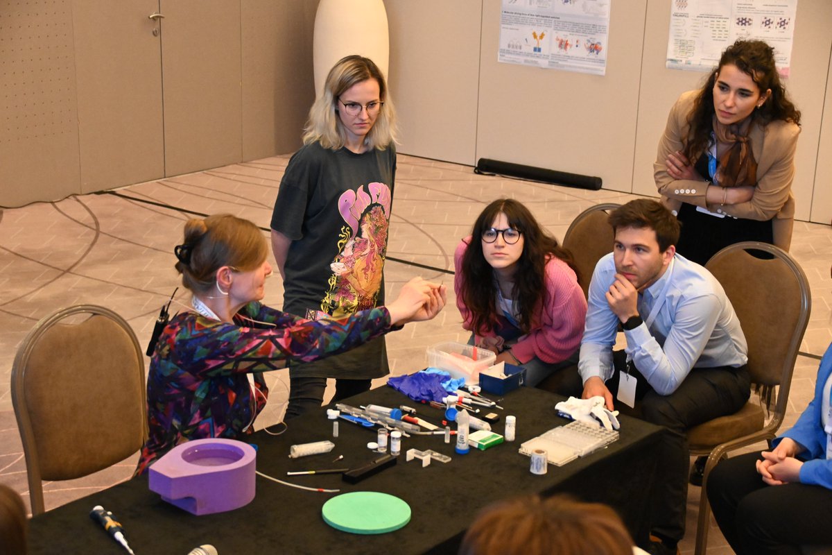 hrvukris's tweet photo. The afternoon at #HTCC5 was also filled with hands-on activities, after a great presentation by Prof. Elspeth Garman. 
#crystallization #proteins #biomolecules #macrlomolecules #CAC https://t.co/zrSjrqeWVB
