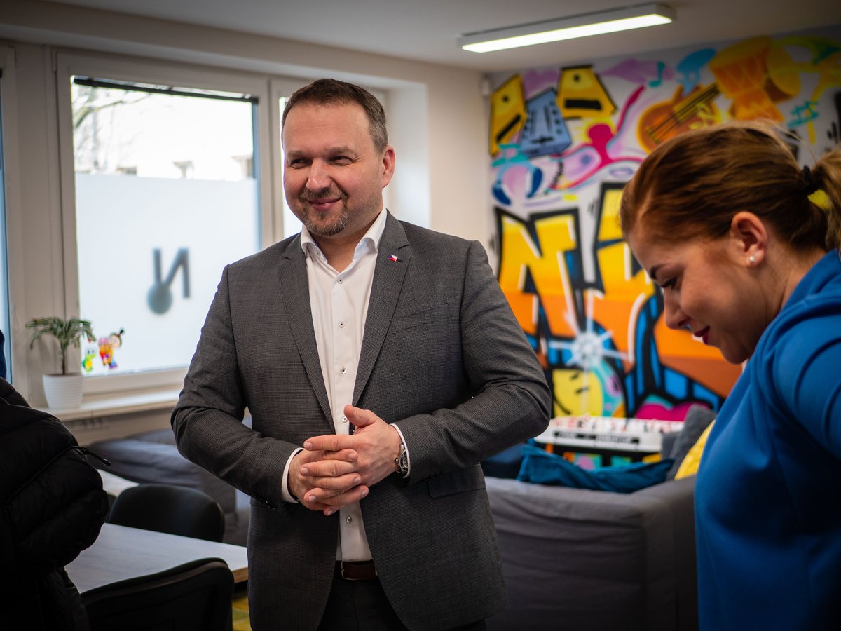 Podane_ruce's tweet photo. O to, jak to v nízkoprahových centrech funguje, se zajímali i ministři @PiratIvanBartos a @MJureka, kteří nás v minulém měsíci poctili svou návštěvou. 🏠 Zavítali do našeho NZDM v Hanušovicích, kde je zaměstnanci centra provedli a představili jim službu. 

Děkujeme za návštěvu! https://t.co/17vpBMyXS6