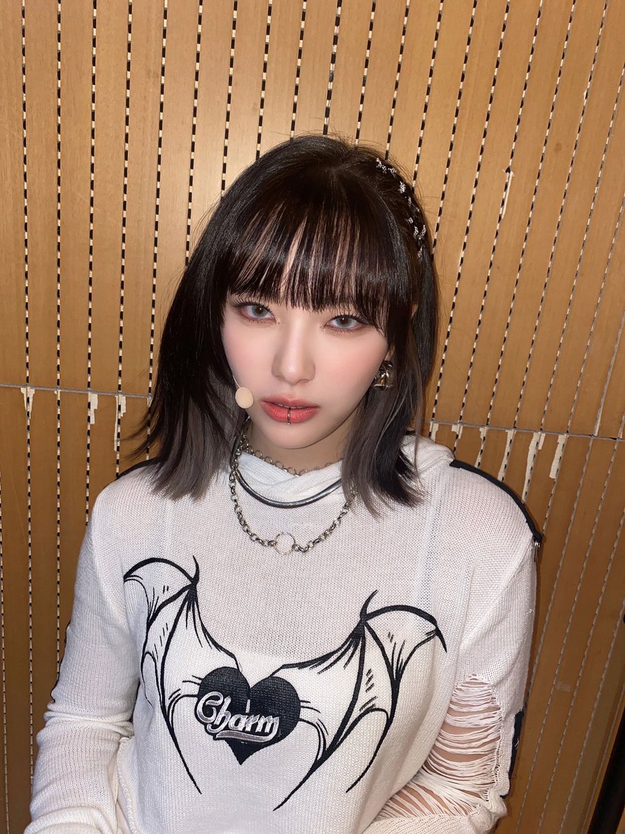 ︎ ︎ ︎ ︎ ︎ ︎ ₊˚. ︎ ︎  𝑚əll    🧜🏻‍♀️⠀  𝒍𝚘𝚍ч     
꒰   𝚙urple 𝚙earl   ꒱    𝚟𝚘𝚒𝚌𝚎    🎤    ⁦
#𝑚eē𝐭i𝕟g·𓂂·͜·𝐵eяe

Me ven seria pero internamente estoy chillando por poder ver a esta chiquita en su fanmeeting.