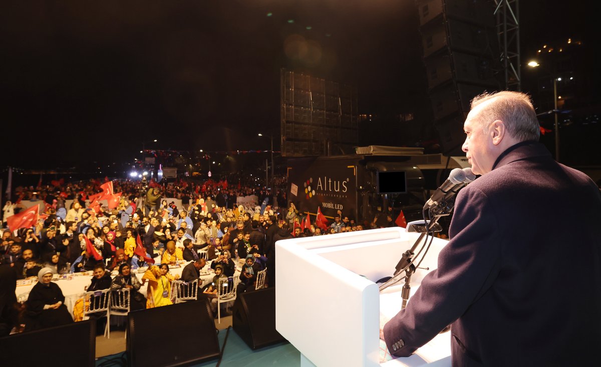 Akparti's tweet photo. Cumhurbaşkanımız Recep Tayyip Erdoğan, Üsküdar’da, İstanbul'un çeşitli ilçelerine barınmak için gelen depremzede vatandaşlarla bir araya geldiği iftar programına katıldı. https://t.co/0GC7sOUFsk