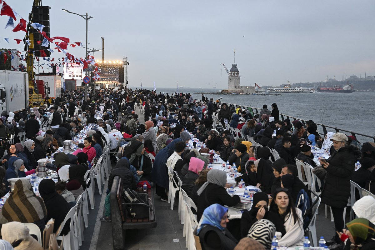 Akparti's tweet photo. Cumhurbaşkanımız Recep Tayyip Erdoğan, Üsküdar’da, İstanbul'un çeşitli ilçelerine barınmak için gelen depremzede vatandaşlarla bir araya geldiği iftar programına katıldı. https://t.co/0GC7sOUFsk