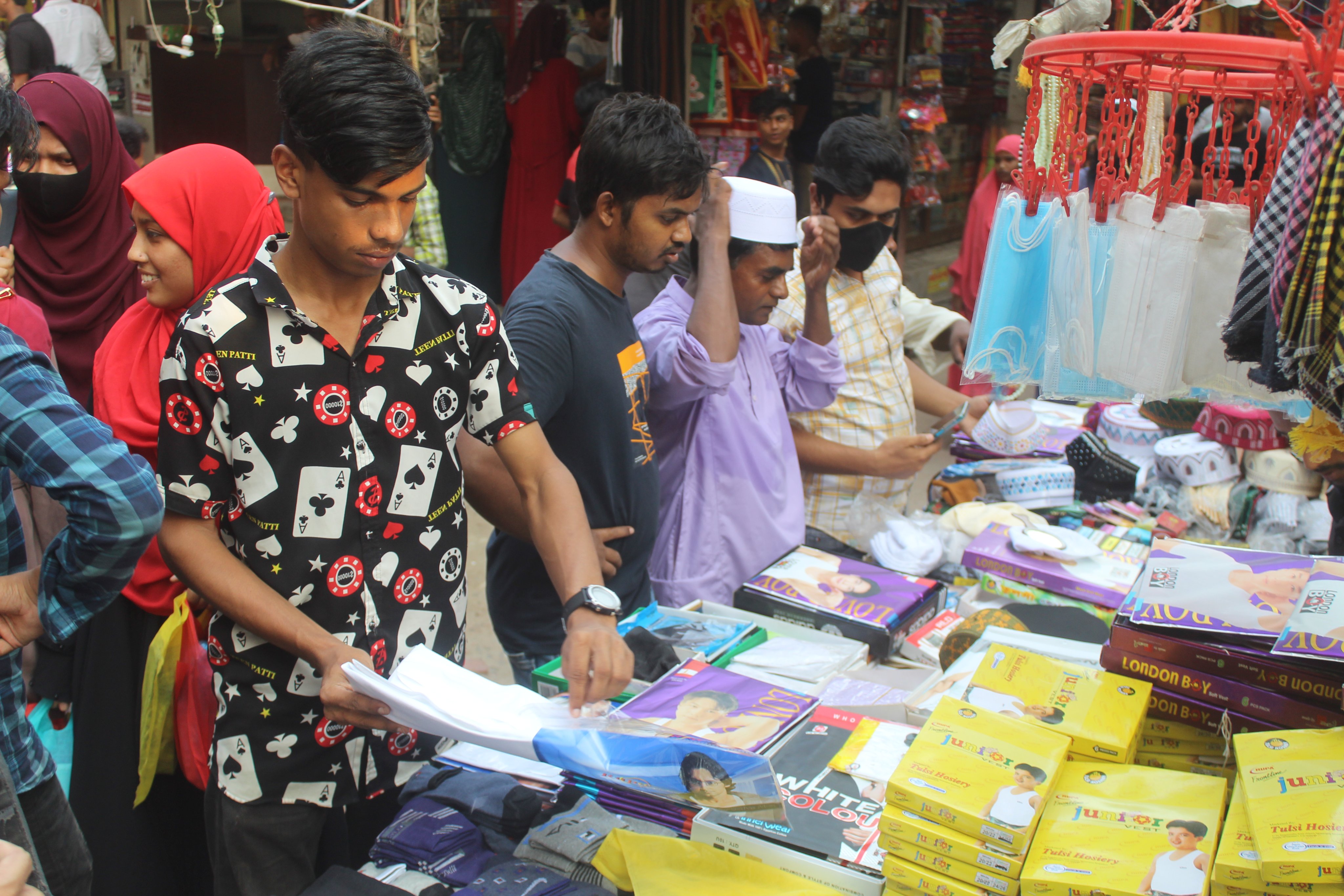 জমে উঠেছে ঈদ বাজার, নিম্ন আয়ের মানুষের মুখে মলিনতা