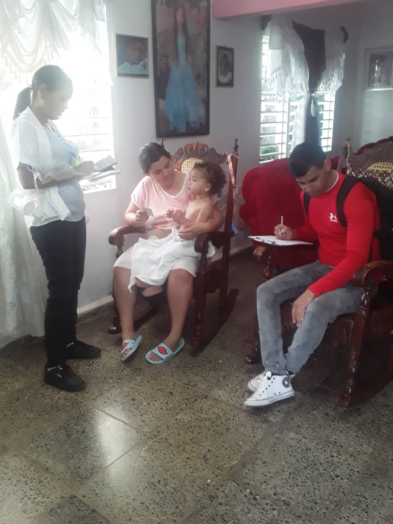 Dando inicio a la Encuesta Nacional de Parasitología.
Interviene EBS, licenciado que atiende enfermedades de transmisión digestiva, licenciada de Prosalud y otros licenciados de Higiene . Niquero a la vanguardia