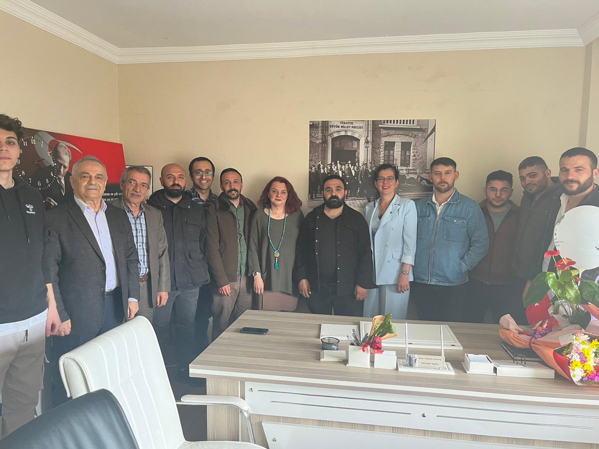 chpsultanbeylig's tweet photo. Atatürk Düşünce Derneği Sultanbeyli Şubesine Yeni Seçilen Ahter Vurcan Balkaş Başkan ve Yönetimini Gençlik kolları olarak Ziyaret Ettik. 
Başarılar Diliyoruz... https://t.co/cRlsKZ3yu7