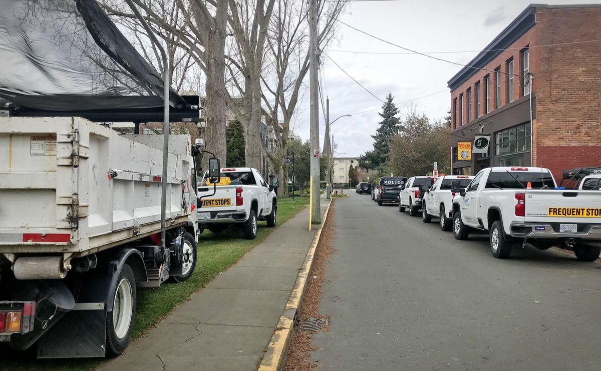 the city of Victoria will send 9 police/bylaw officers and 6 vehicles to steal 1 tent in a park, in order to ensure that someone does not have a safe place to sleep

but they will not fund adequate housing
