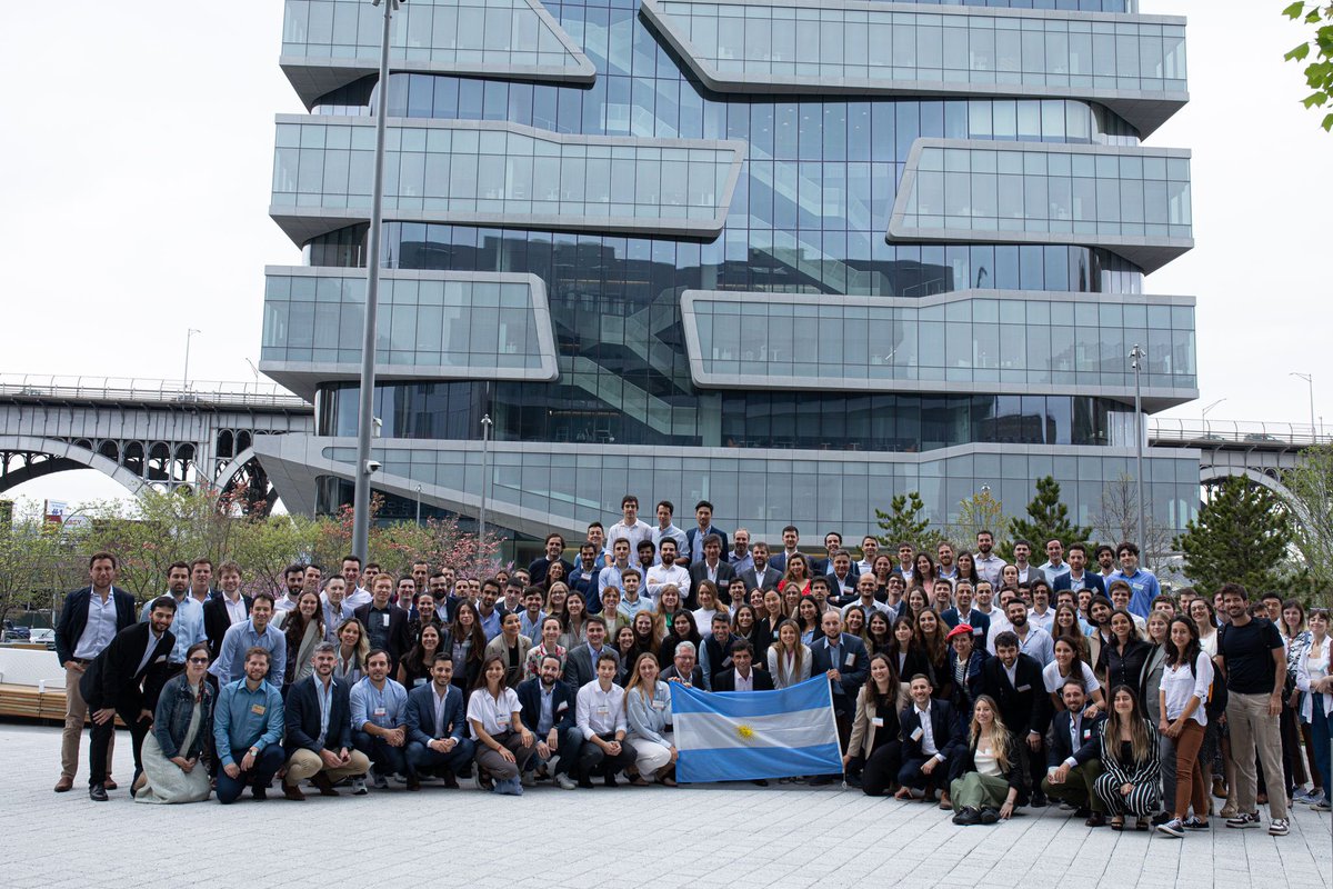 Que bueno haber representado a <a href="/MODO_Arg/">MODO</a> acompañando a <a href="/rafaisoto/">Rafael Soto</a> en <a href="/masters_arg/">Masters Argentina</a> Másters Argentina 2023. 160 estudiantes argentinos de pos grado dispersos en 🇺🇸 y 🇪🇺 formándose para más tarde regresar al país siendo mejores. Un orgullo.