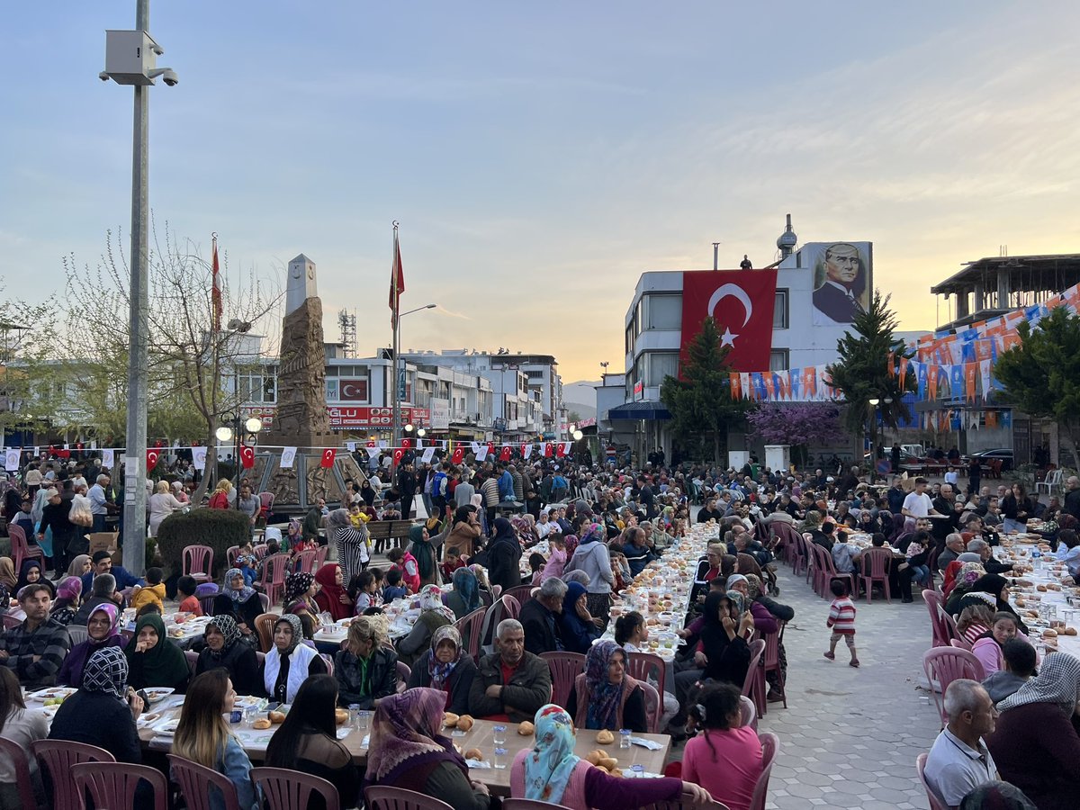 GulsoySeydi's tweet photo. 📍Bahçe

Bahçe Belediyemiz tarafından düzenlenen iftar programında hemşehrimiz ile bir araya geldik.

Bahçe #Türkiyeyüzyılı na Hazır.

#DoğruZamanDoğruAdam https://t.co/E5xZiUjp7p
