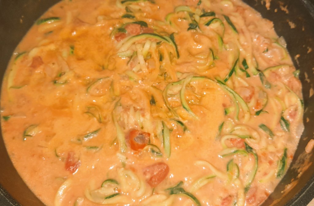 THerzlieb's tweet photo. Ich habe mal wieder gezoodlet. Zwiebeln angeschwitzt, mit stückigen Tomaten abgelöscht, einen ganzen veganen Knoblauchbresso Frischkäse dazu. Etwas Salzgemüse und dann die Zoodles fünf Minuten darin geschmurgelt. Mega lecker. 😍🤤

#vegan
#timkocht
#dasperfektedinner https://t.co/tuY2hsyb3j