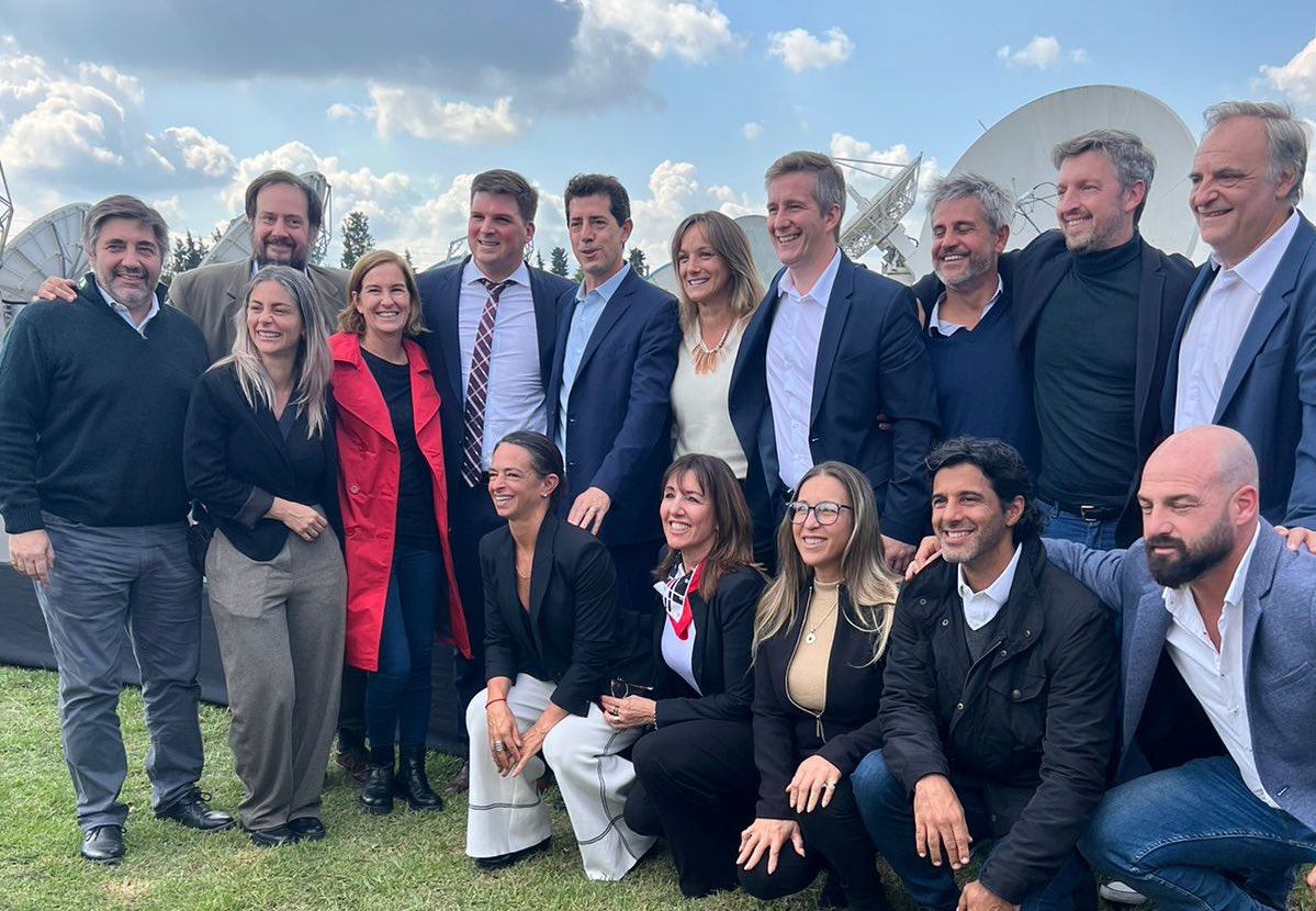 MalenaGalmarini's tweet photo. El programa #MiPuebloConectado, que presentamos hoy en #Tigre y ya ejecutamos en las escuelas del Delta, tiene como objetivo disminuir la brecha digital de las y los vecinos de 377 localidades de nuestra 🇦🇷.

Esto es más democracia, inclusión, desarrollo; y menor desigualdad 👏🏼❤️ https://t.co/pwLBvGdvhQ