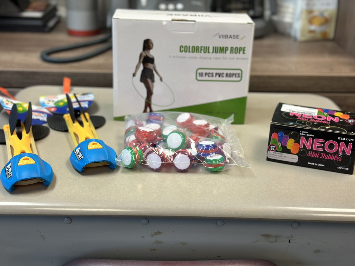 amandacohn9's tweet image. Thank you @drmoeduc8s for the awesome recess toys! Our @VV_Voyagers have been working hard and will love using these on Fun Fridays! #starbehavior