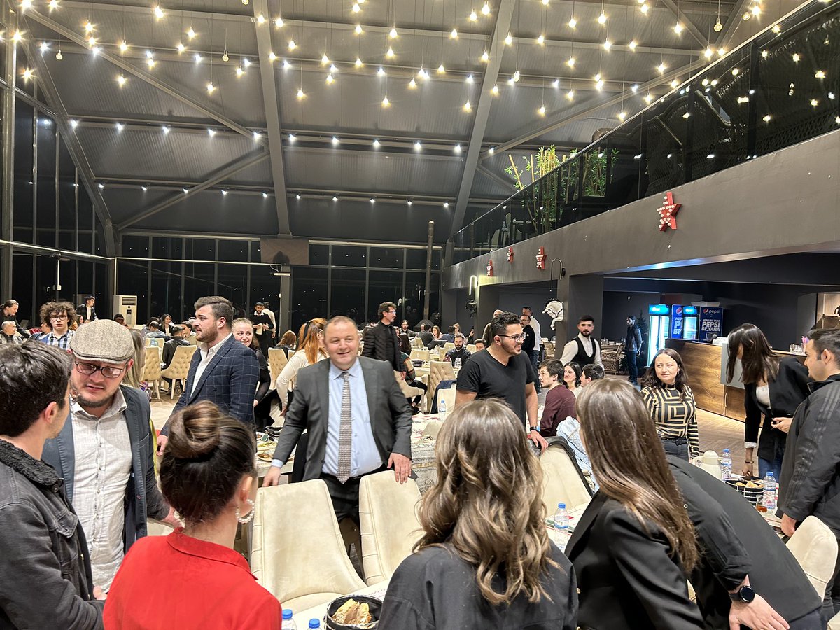 m_mutluakkaya's tweet photo. Bugünkü çağrımıza hızlıca yanıt veren gençlerimizle iftar programında bir araya geldik. 

Gençlerimizin sorunlarının çözümü bizlere geleceğimizin anahtarını verecek. 

Birbirimize söz verdik. Seçimin kazananı biz olacağız.

#inandık #başaracağız https://t.co/OrIQgJly1k