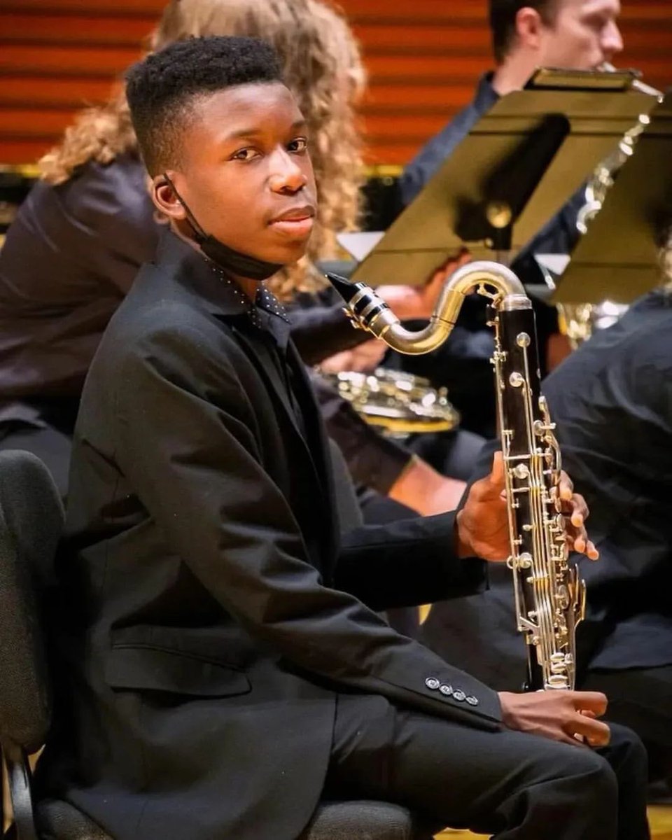_SJPeace_'s tweet photo. 16 y/o black boy was shot in the head and a SECOND TIME while he was bleeding out on the ground by a racist White man who didn’t want him on his property.

The boy innocently rang the wrong door bell while he was trying to pick up his siblings!

He’s fighting for his life!

That TERRORIST was not arrested