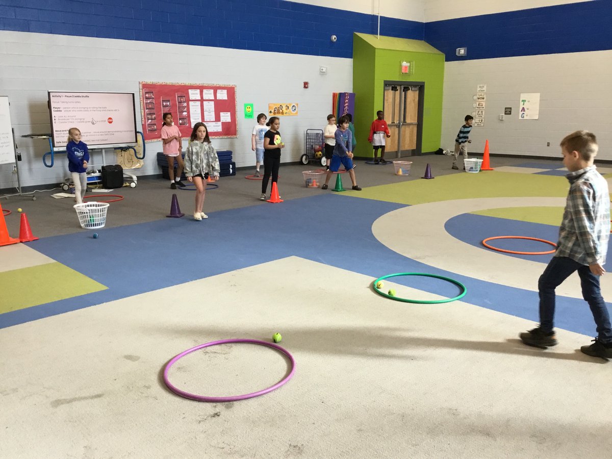 BlairFit4Life's tweet image. Kicking off Monday with some more putting challenges! Lifelong skill practice 😎 #targetpractice #PhysEd #ALLIN @BlairElementary