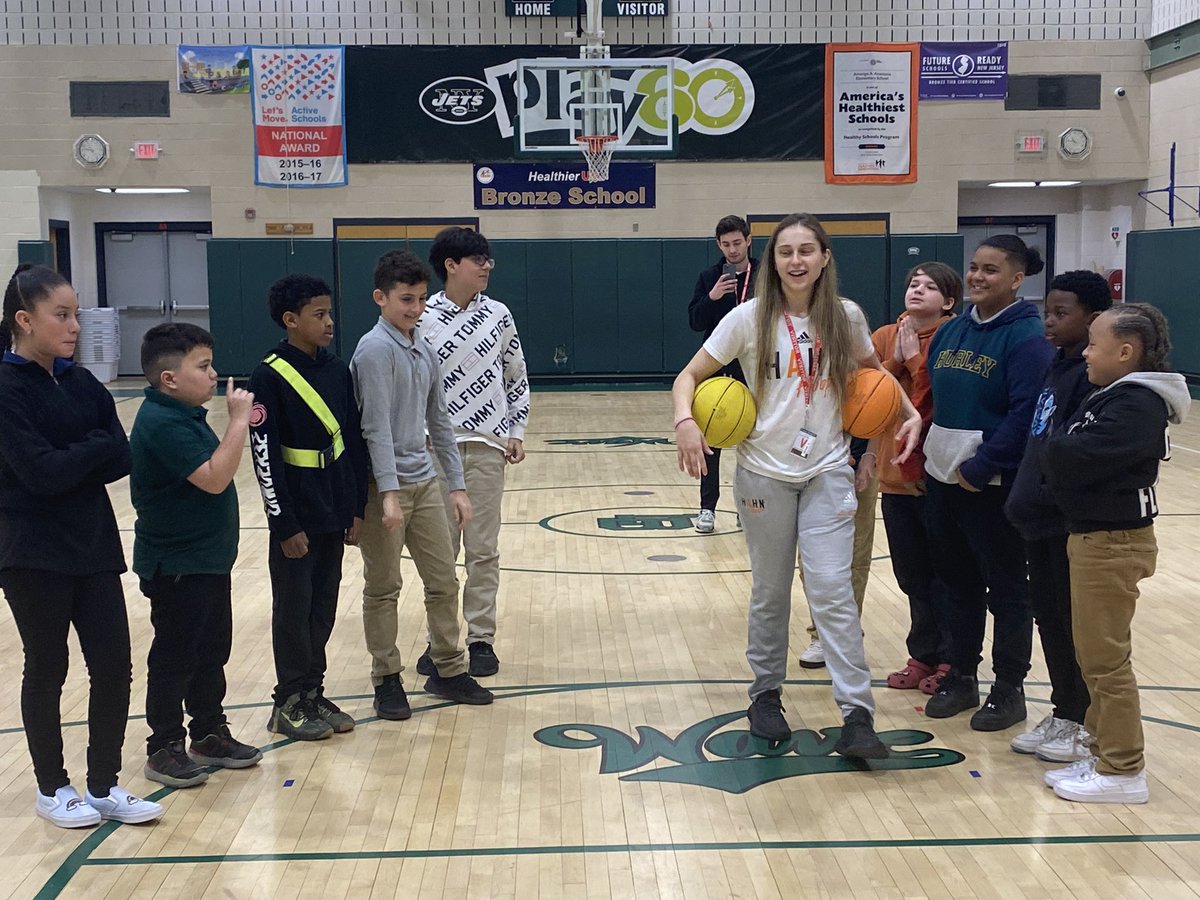 Esbarrett2000's tweet photo. Had a fun morning learning about setting goals and putting in the work to achieve them from Arianna Hahn, former Villanova basketball player and founder of Hahn Hoops basketball training. \V/ 🏀@AmerigoSchool @LBSuptRodriguez @amyzambranoyoga @adriannahahn31 https://t.co/S1kvDVsFpj