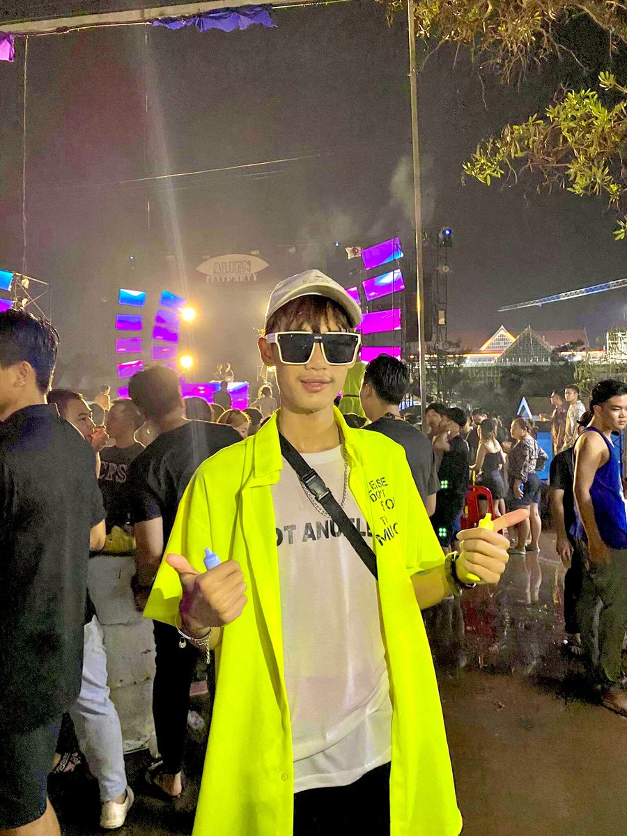 ຂໍອະນຸບໍ່ທັກໃຜເດີ

#ບໍ່ຄ່ອຍຮູ້ຈັກໃຜ
ມາທັກໄດ້ ແຕ່ຢາລຸ້ມລ້າມກະພໍ👌🏻