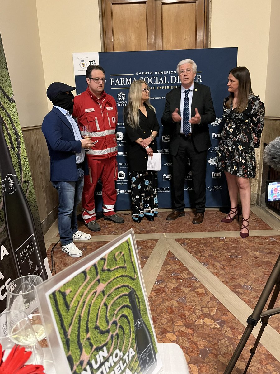 visitparma's tweet photo. Con Parma Social Dinner buon cibo e beneficenza concreta insieme alla @crocerossaparma #parmasocialdinner @tintorto #simonsfood #parma #visitparma https://t.co/04cTeQiT8g