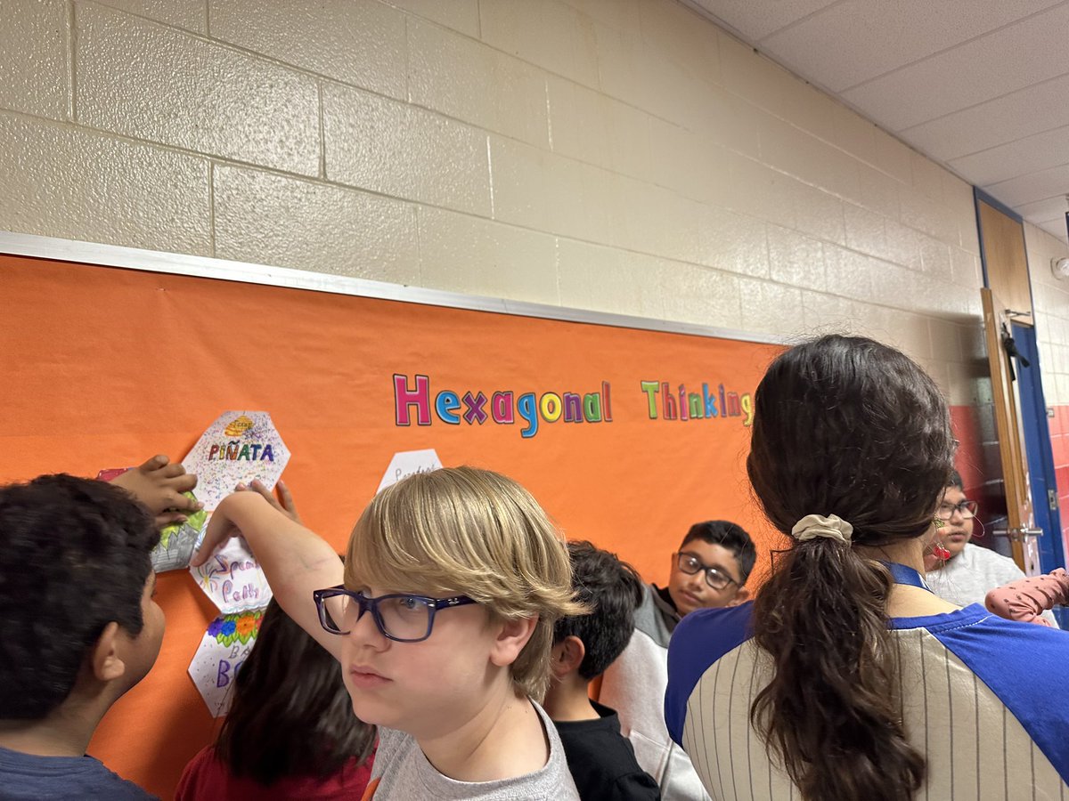 Ms. Alvarado’s 4th gr MacGT class loves incorporating hexagonal thinking to foster deeper discussions & thinking on a myriad of topics! Fiesta season’s here & students explore its importance to San Antonio creating connections! @NISDGTAA @NISDThornton #hexagonalthinking