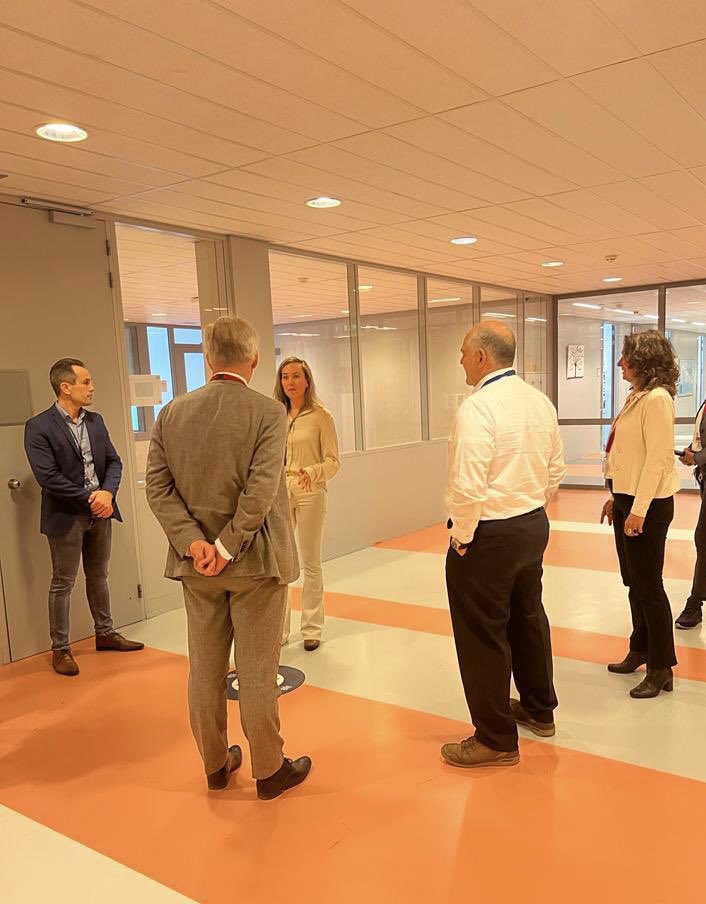 Op het Justitieel Complex Schiphol werken <a href="/DJI_detentie/">Dienst Justitiële Inrichtingen</a>, <a href="/IND_NL/">IND</a> <a href="/DTenV/">Dienst Terugkeer en Vertrek</a>, <a href="/Het_OM/">Openbaar Ministerie</a> en <a href="/RechtspraakNL/">Rechtspraak</a> nauw samen. Door gebruik te maken van elkaars faciliteiten is het mogelijk om juridische processen gecombineerd uit te voeren. Veel bewondering voor de inzet van medewerkers hier!