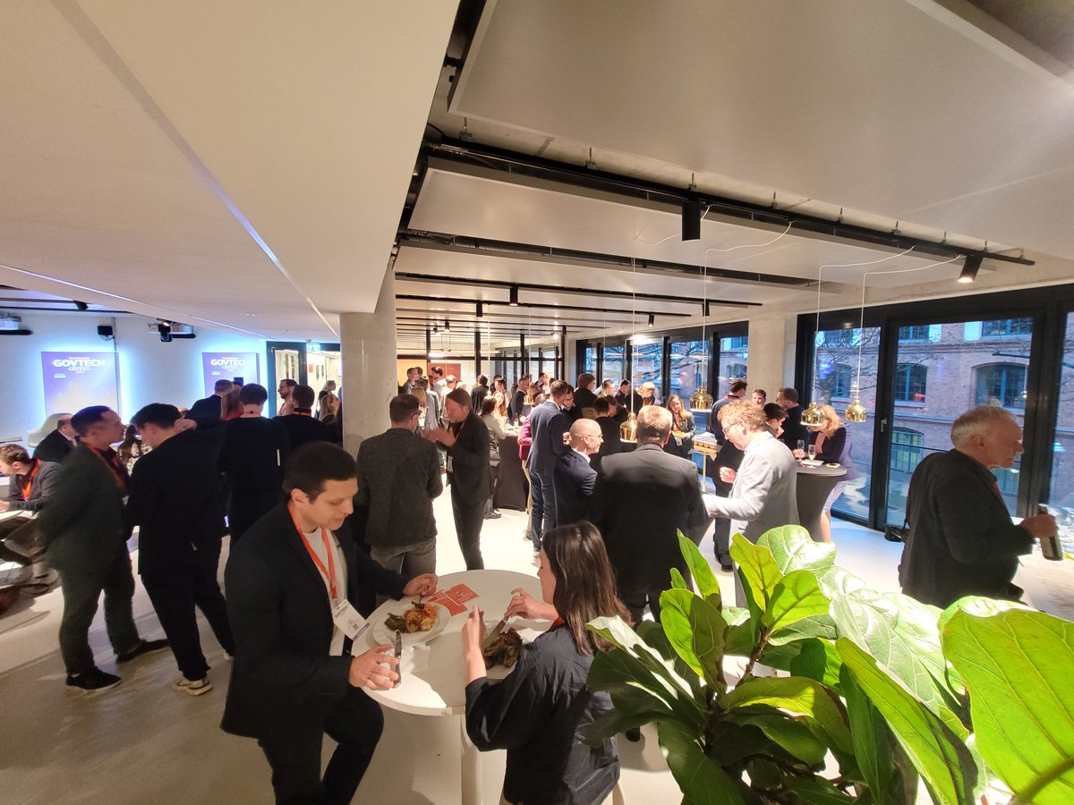 PUBLIC_Germany's tweet image. 👉  Das war der erste Tag des #GovTechGipfel - beim Get-Together klingt der Abend nun aus.  ⏩  Morgen früh geht es um 9:00 Uhr im Amplifier in Berlin weiter. Unter anderem mit @MarcoBuschmann Wir sind sehr gespannt! #GovTechGipfel #HBGovTech