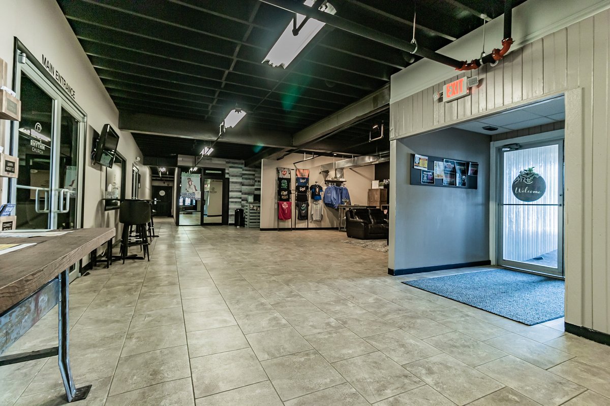 MoreWithMiller1's tweet photo. #JustListed +/- 17000 SF #Evansville
📍 1230 E Michigan St
Link in profile ➡️ @MoreWithMiller1 

#EvansvilleRealEstate #morewithmiller #cre #erafirst https://t.co/a75nedIETr