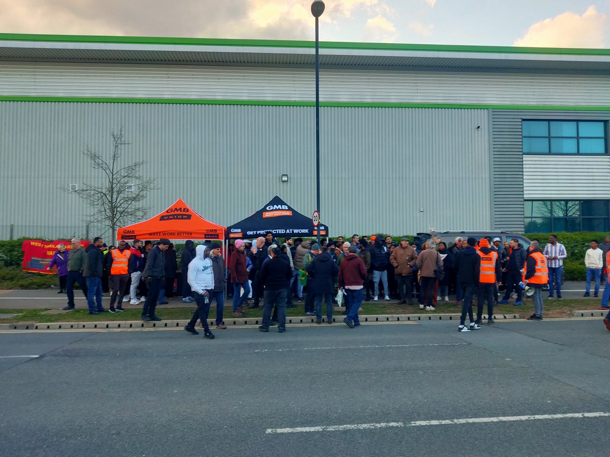 G_RWalker's tweet photo. ✊Supporting @GMB_union members on strike for fair pay at Coventry #Amazon BHX4 warehouse this evening - now over 600 strong! 

Amazon will be forced to recognise the GMB and meet their workers' demands for £15 an hour. It's time for them to pay up. #PayUpBezos https://t.co/s9mQ5YDvwj