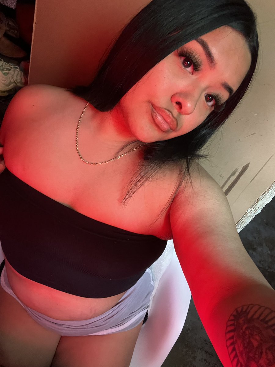 givehimmolly's tweet photo. aint eva been skinny and i still pull every mf i want 🤷🏻‍♀️ https://t.co/Rkr8fitROP
