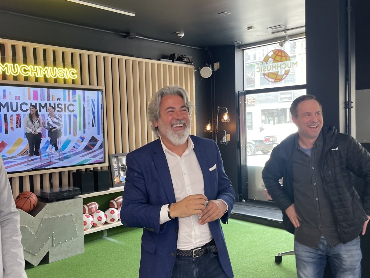 pablorodriguez's tweet photo. Aujourd'hui à #TOR, j'ai visité les Studios Bell Media pour voir et entendre comment ils aident à soutenir nos grands talents canadiens, nos histoires et notre culture. Merci pour la visite! https://t.co/muPGodcr8S