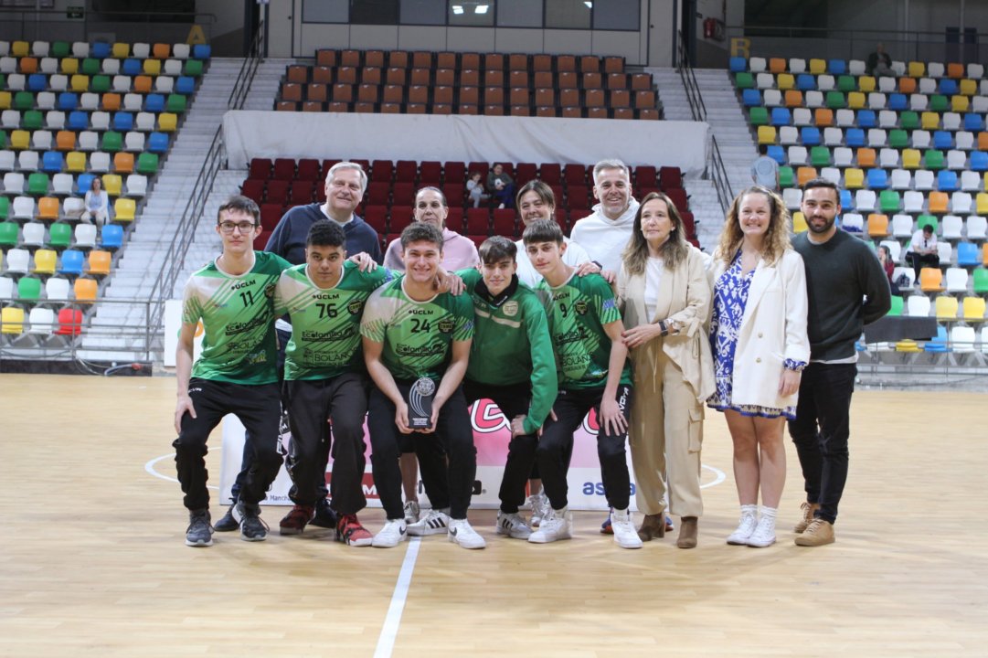 📸 Este domingo los Campeones y Subcampeones de Segunda División Juvenil Masculina recibieron su trofeo en el 'Quijote Arena' 🏆

¡Enhorabuena! 👏

<a href="/BMPozueloCva/">Club Balonmano Pozuelo de Cva.</a> <a href="/CBMB_Official/">Club BM Bolaños</a>