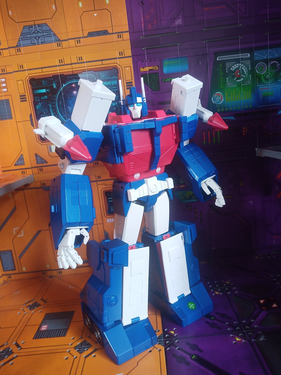 Kureigu8's tweet image. Stack has arrived from @BombusbeeNet . Reissue doesn't seem to have IDW head and faces though? Did it come with them before or am I misremembering? #Transformers #Xtransbots #CommanderStack #G1 #UltraMagnus #toyphotography