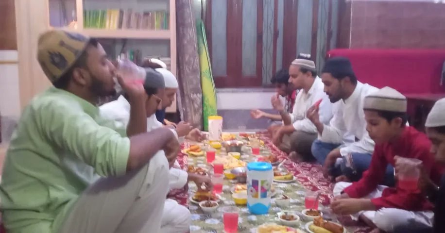 Shahjahanp75050's tweet photo. Glimpses of Iftar Party held by Shahjahanpur Unit
#Ramadan2023 #RamadanKareem #Ramadan #RamadanCampaign #Islam #Muslim #SIOofIndia #SIOUPWest #SIOShahjahanpur https://t.co/MG6DhjAkTV