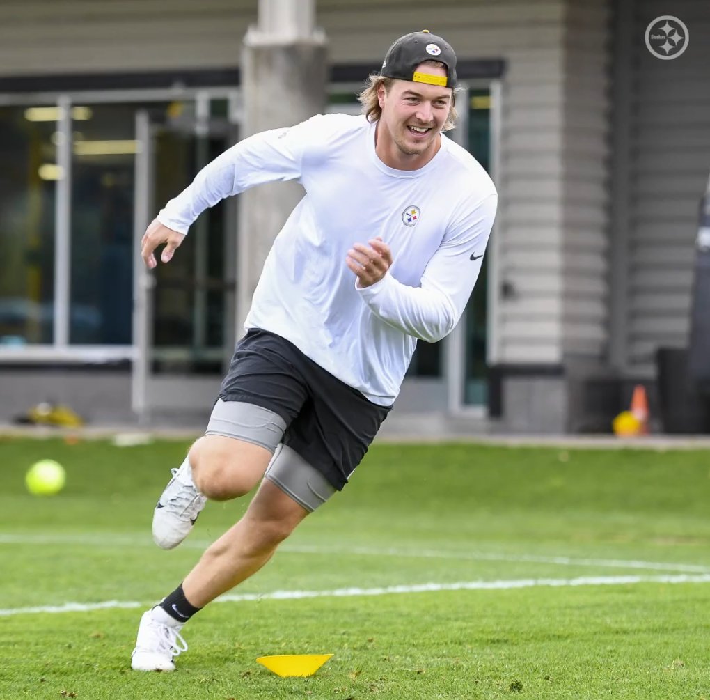 The Steelers QB1 has obviously been lifting weights during the offseason. Kenny Pickett haters are gonna be very upset this season.