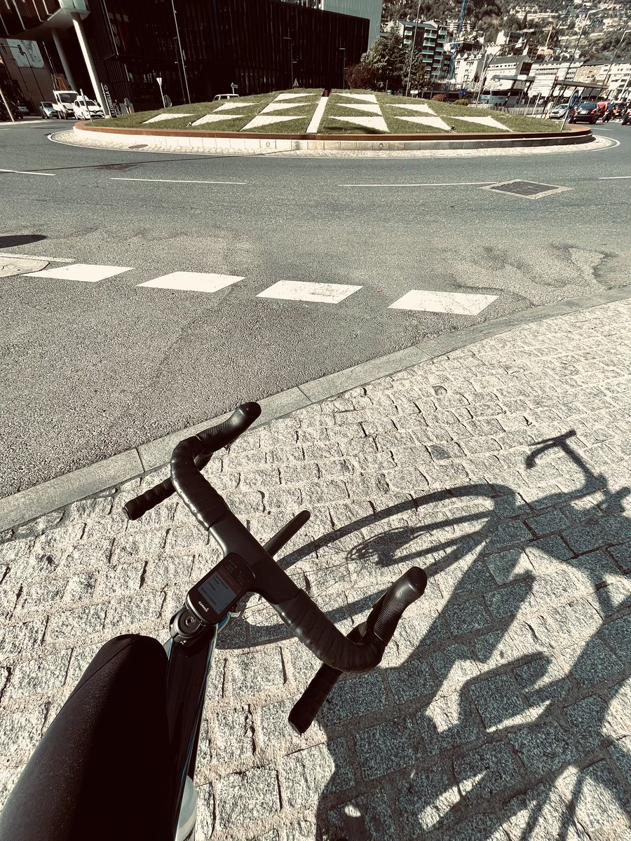 misse_jan's tweet image. Collada de Beixalís amb Dario Xabier Perez per trencar la rutina setmanal😉

Ànims que demà ja som dimarts!!

#cyclingaddict