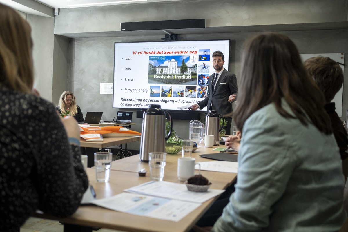 Hvordan forsvarlig oppnå Norges ambisjoner for havvind? Gode diskusjoner med statsråd @terjeaa og medarbeidere @oeddep. På @BergenWind og @UiB ser vi fram til oppfølgingen. Ressurskartlegging, monitorering, avveining av interesser, lovgiving – i forkant. Vi er klare!