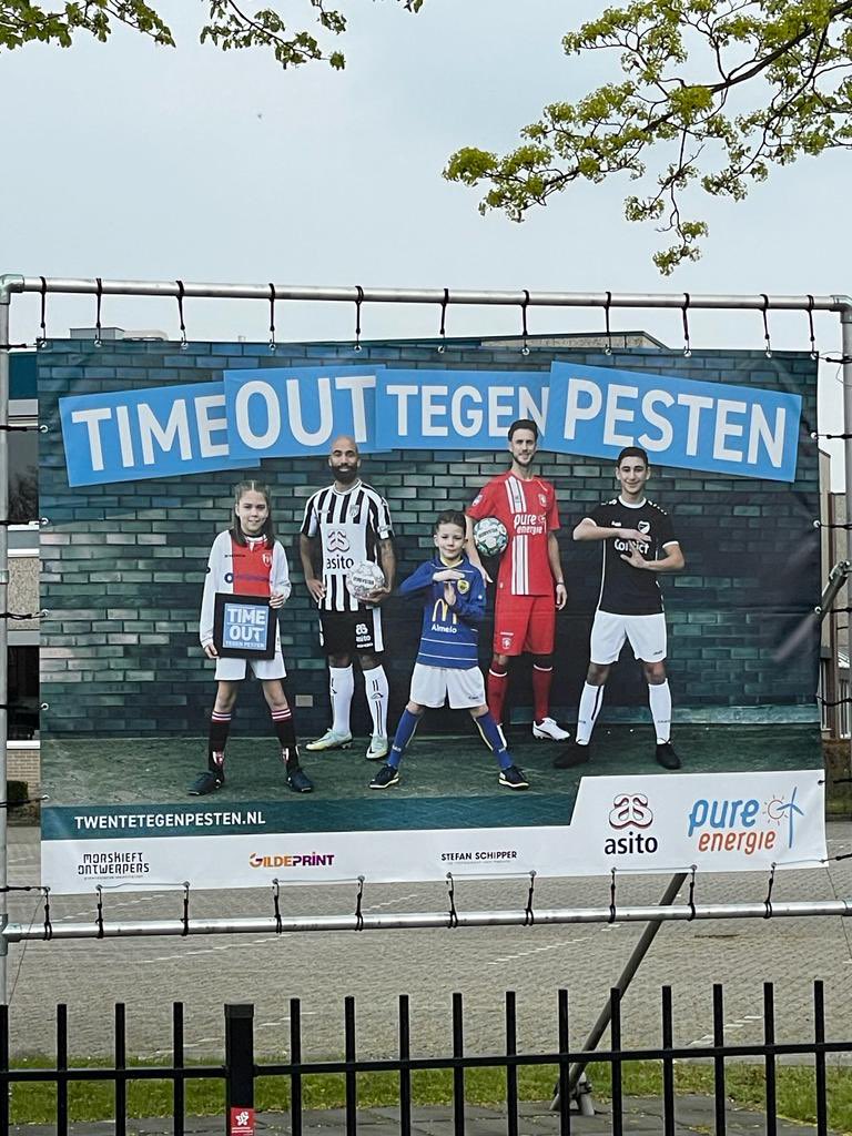 WA_Enschede's tweet photo. En de posters hangen weer! #timeouttegenpesten #19aprildagtegenpesten #heracles #fctwente #samuelarmenteros #rickyvanwolfswinkel https://t.co/hAgvDQiAYO