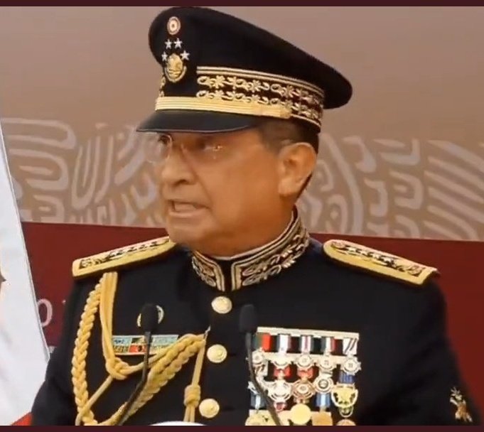 PrincessPrian's tweet photo. La lealtad es un don

Del cual carece

No solo es ponerse medallas de batallas que no ha luchado

Es aprovecharse de subordinados que lo atienden como rey

Y beneficiarse de los impuestos del pueblo al que si le debe lealtad

Es usted una verdadera vergüenza

#NoOlvidesMexico 💔 https://t.co/qrFr4ybSZ0