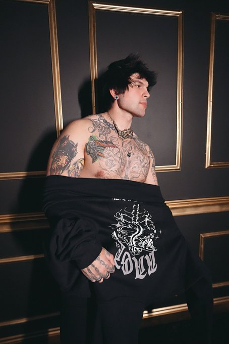 Beard vs no beard 👀 https://t.co/Lo9GnA5OvV