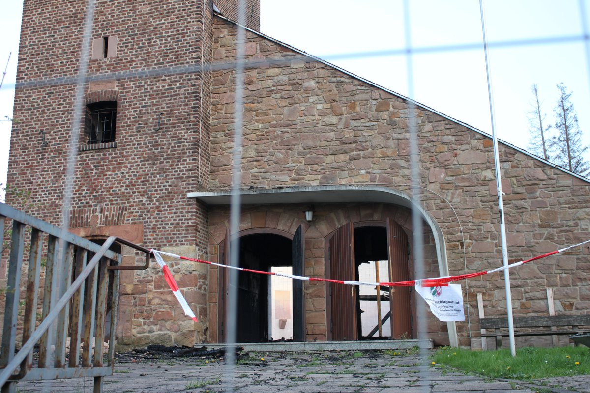 DenkmalADKante's tweet photo. Mit tiefer Bestürzung hörten wir heute Morgen, dass das Baudenkmal "alte Kirche" von Morschenich (am Tagebau Hambach) durch ein Feuer total zerstört wurde. 😢
#denkmal
#morschenich https://t.co/wZIptw207a