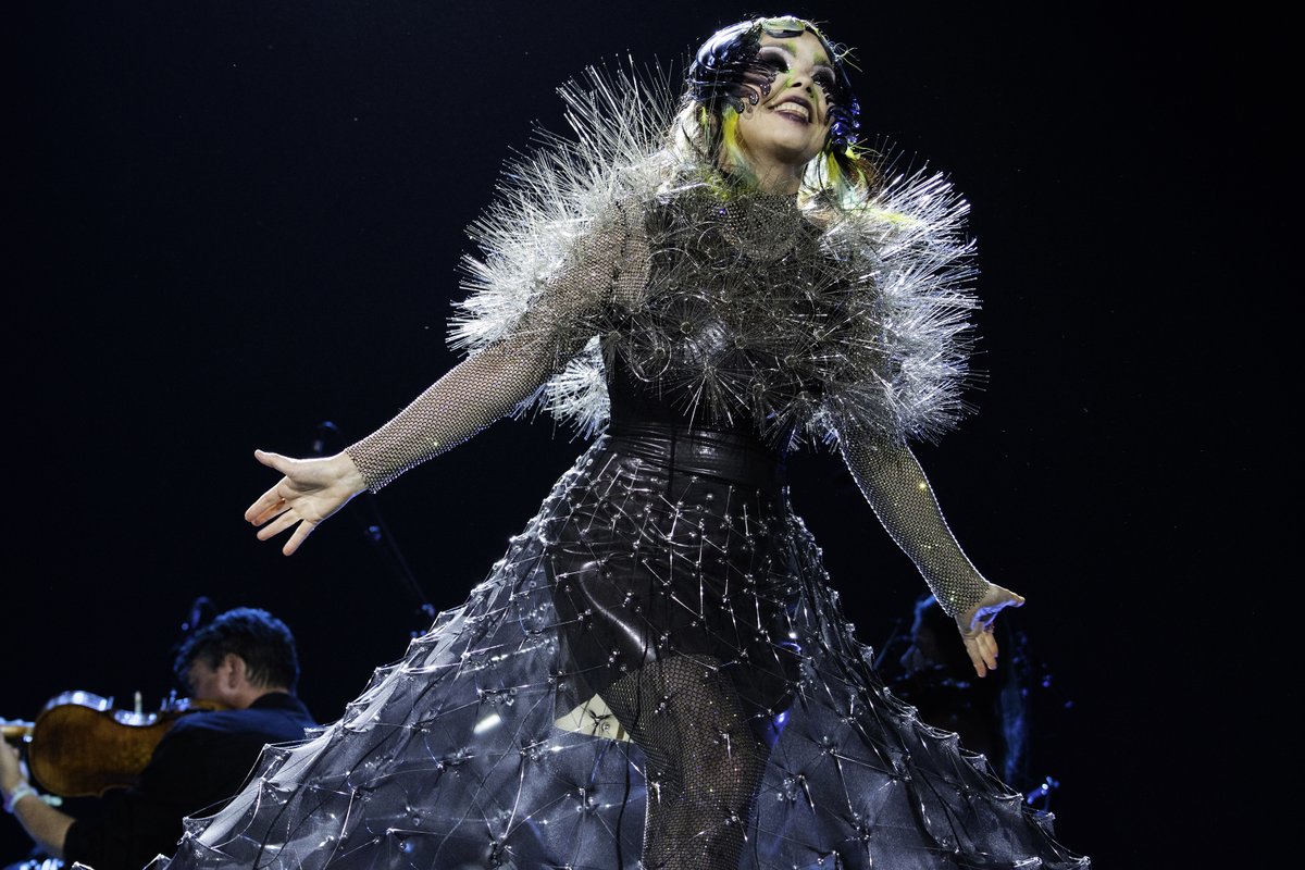 olirecords's tweet photo. @bjork last night at @coachella https://t.co/zrO7LNvsmc