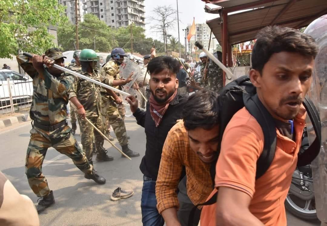 CM आवास घेरने जा रहे युवकों को पुलिस ने पहले रोका, न माने तो किया लाठीचार्ज- Police first stopped the youths who were going to besiege the CM's residence, if they did not agree, they lathicharged