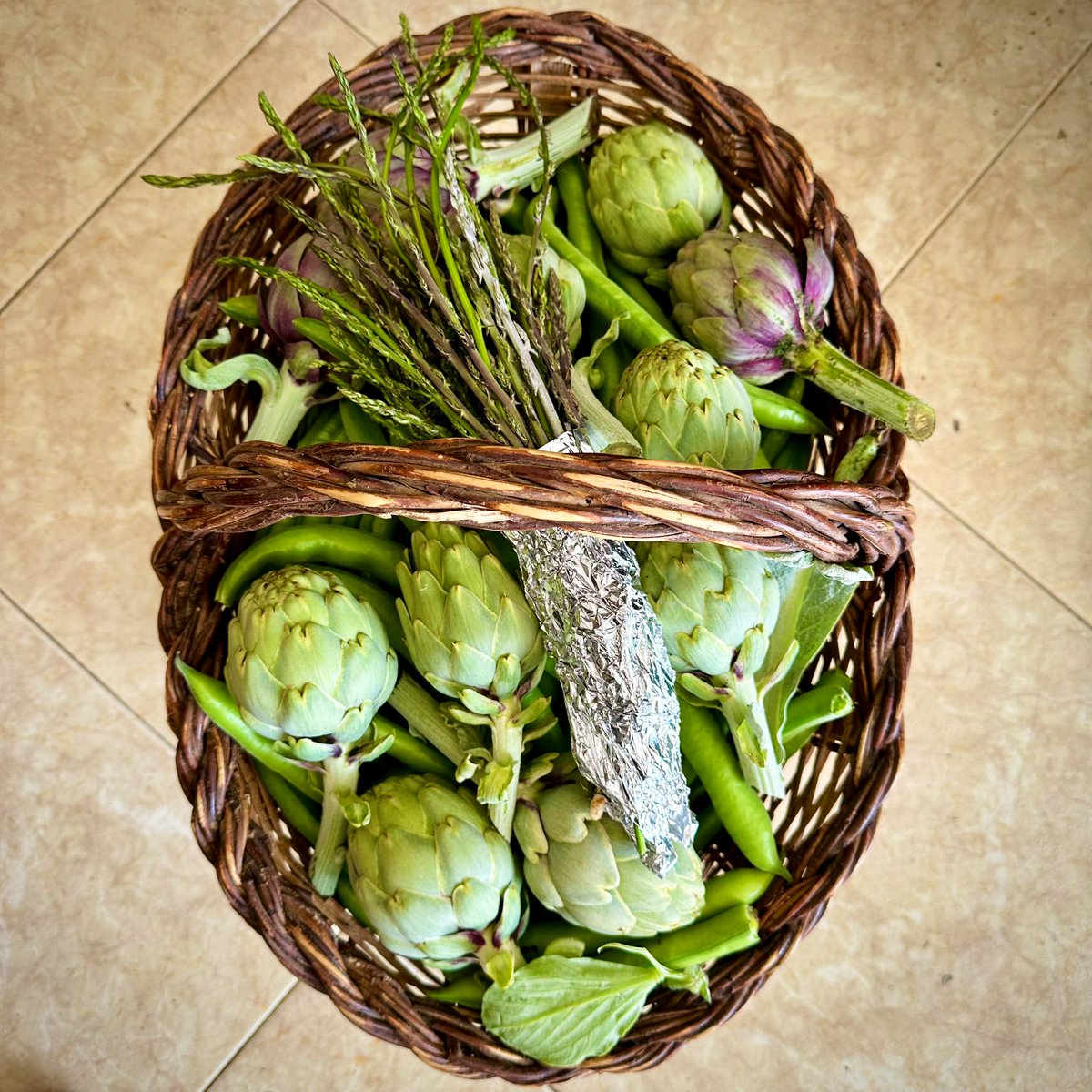 Tenir un pare que fa anar un hort que li aporta benestar i beneficis de salut i que, a més, et regala de tant en tant cistelles com aquesta.

Això és luxe i això és vida!

Gràcies pare! I tranquil que aviat plourà! 💚🌧️

#QuiTéUnHortTéUnTresor