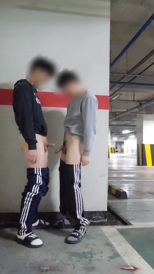 <a href="/dalariahh/">달라리아</a>님과 야노
지하주차장에서 칼싸움..아..
자지싸움중ㅋㅋㅋ
승자는...?